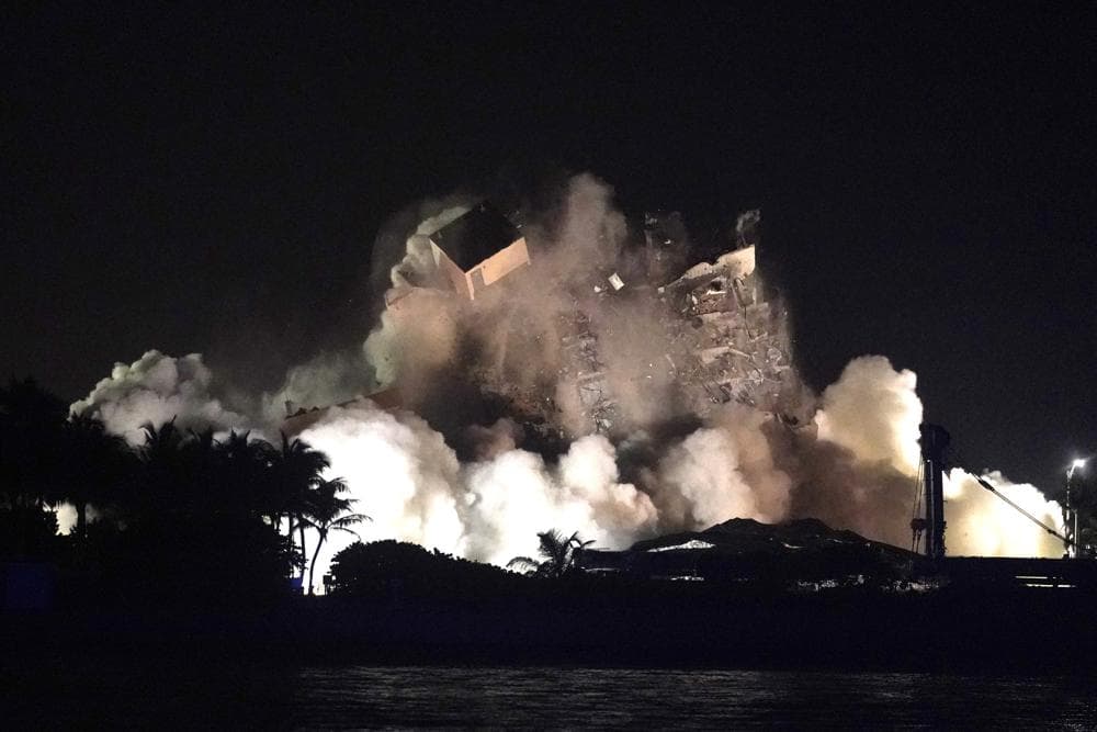 El método utilizado para la demolición del domingo por la noche se denomina "derribo energético", que utiliza pequeños dispositivos de detonación y se basa en la fuerza de la gravedad. El objetivo fue 
<a href="https://www.univision.com/noticias/estados-unidos/autoridades-demolicion-miami-dade-edificio-elsa">demoler el edificio en su sitio</a>, conteniendo el derrumbe en los alrededores inmediatos para perturbar mínimamente el montículo de escombros existente, donde se cree que hay decenas de personas atrapadas.