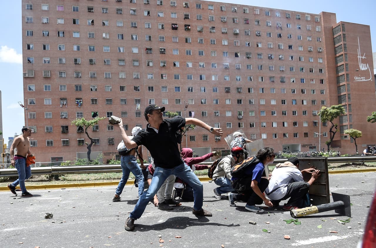 Los cuerpos antimotines se situaron en las vías que conducen hacia el centro de Caracas, donde se encuentran los poderes públicos.