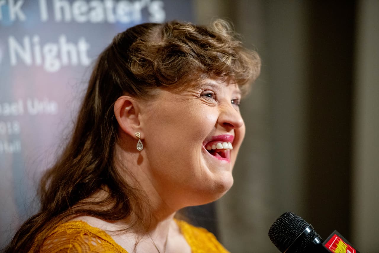Jamie Brewer es una actriz estadounidense conocida por su papel en la serie 
<a href="https://www.imdb.com/name/nm4661932/" target="_blank">American Horror Story</a> (en la imagen, de 2018, Brewer recibe un premio por su papel en Amy and the Orphans). "Las chicas jóvenes me ven y piensan, `'si ella puede, yo también'. Es una gran inspiración ser un modelo para cualquier mujer, para animarlas a mostrar lo que son", 
<a href="https://www.imdb.com/name/nm4661932/bio?ref_=nm_ov_bio_sm" target="_blank">señala</a>.