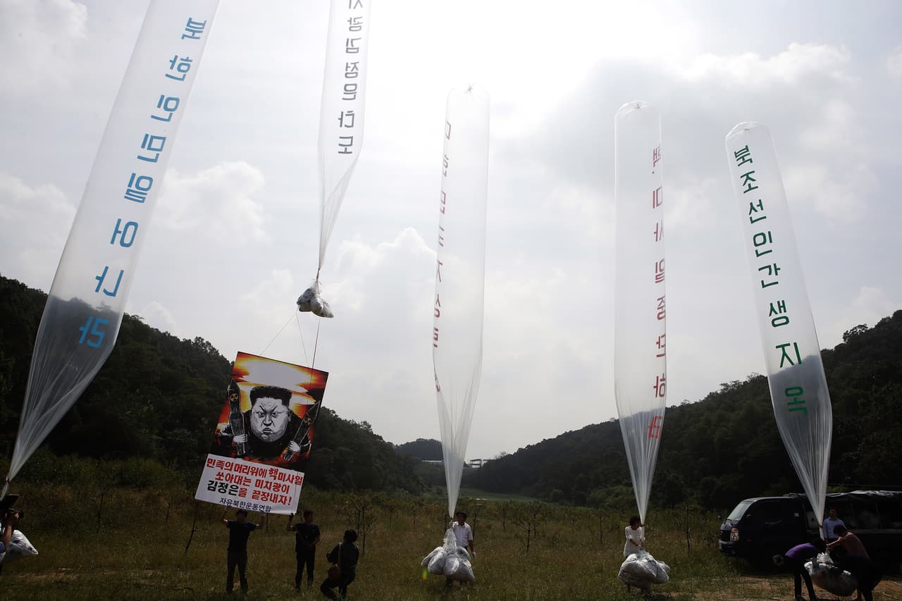 <h3 class="cms-h3-H3">1. Enviaron<b> globos llenos de papel higiénico usado</b></h3>
<br>El primero que envió un globo lleno de cosas fue Corea del Sur. Los norcoreanos disidentes que se habían escapado al país del sur empezaron desde 2014 a usar este método para enviarles a sus compatriotas del otro lado de la frontera publicidad contra el régimen. Cuando en 2016 los ataques antipropagandísticos con globos de helio empezaron a arreciar en protesta a las pruebas nucleares que llevaba a cabo el dictador 
<i><b>Kim Jong Un</b></i>, Corea del Norte finalmente decidió responder. 
<br>