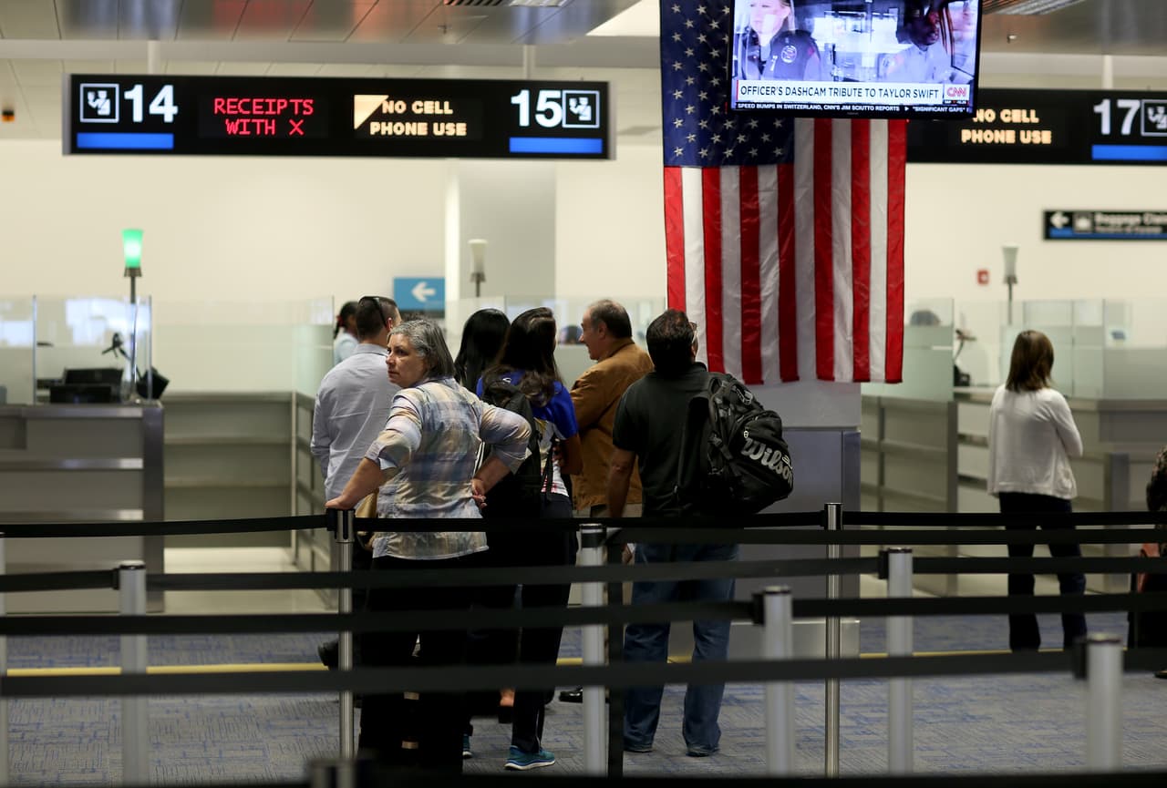 Como regla general, cualquier persona que no es un ciudadano estadounidense está sujeto a una revisión de inmigración cada vez que solicite admisión a Estados Unidos desde cualquier lugar fuera del país.