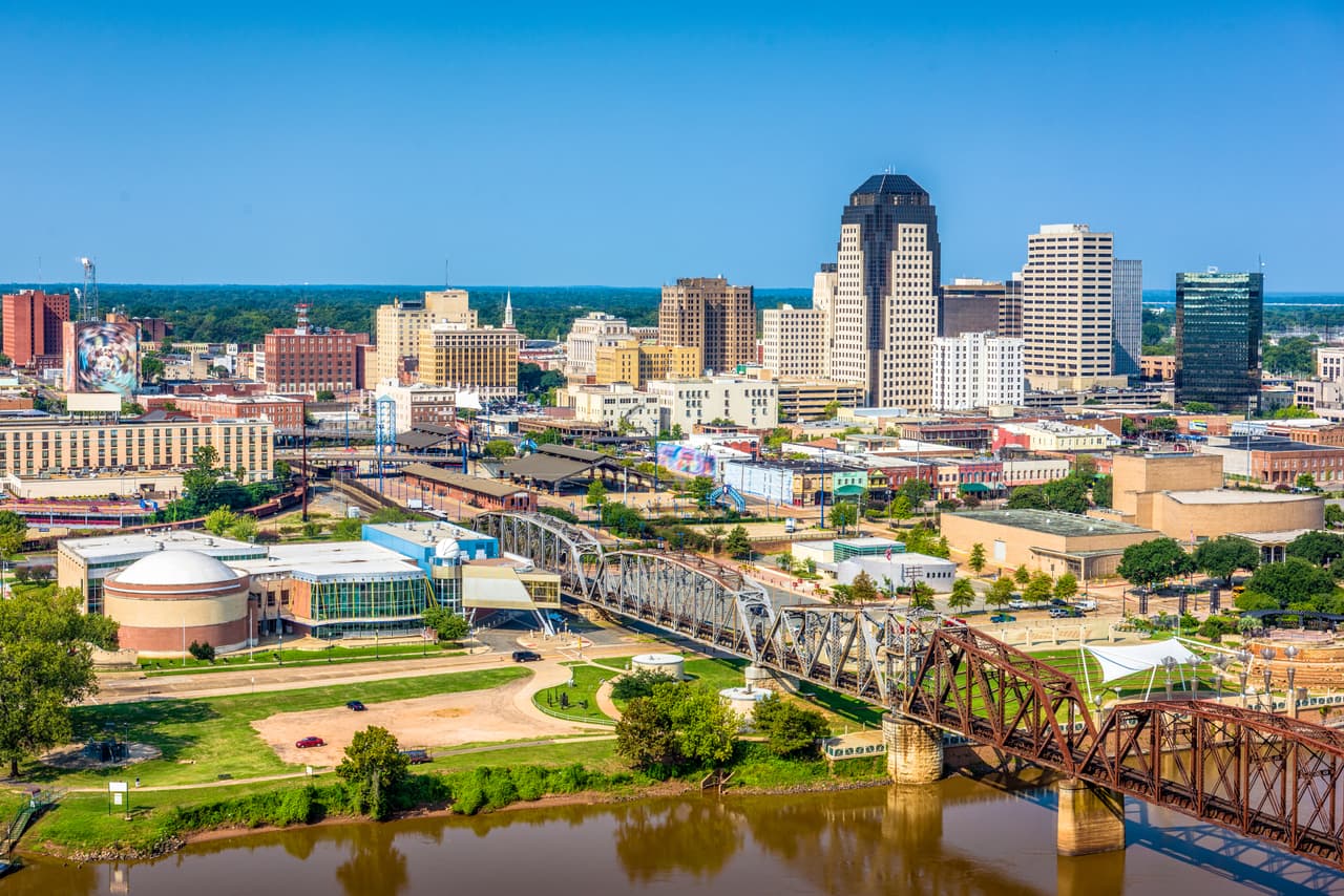 <h3 class="cms-H3-H3">15. Shreveport-Bossier City, Louisiana</h3>
<br>
<br>☢️ 
<b>El centro de Shreveport</b> está a unas 5 millas de la Base Aérea de Barksdale.
<br>
<br>☢️ 
<b>Densidad de población: </b>1,735 por milla cuadrada.
<br>
<br>☢️ 
<b>Estimación de muertes y heridos en caso de un ataque: </b>24,150 muertes, 103,560 heridos.
<br>
<br>☢️
<b> Sistema de prevención: </b>Louisiana’s Radiological Emergency Planning and Response. 
<br>