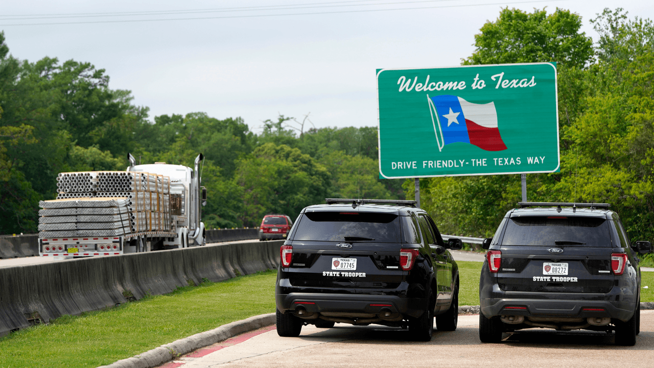 <h2 class="cms-H2-H2"><b>¿Por qué se implementó la nueva orden?</b></h2>
<br>
<br>El gobierno federal informó que esto es gracias a que el presidente Trump emitió una orden ejecutiva para designar a organizaciones terroristas extranjeras y que la Secretaría del Tesoro y el Departamento de Estado designaron a ocho organizaciones mexicanas como terroristas, según el comunicado. 
<b>“Estas designaciones permitirán a Estados Unidos tomar medidas adicionales para negar a individuos y entidades asociadas con estos grupos el acceso al sistema financiero estadounidense”, dice FinCEN.</b>