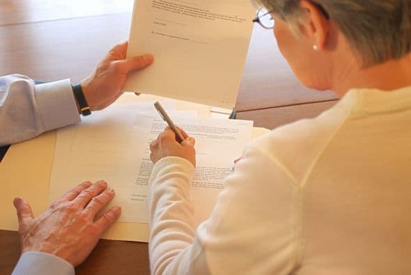 Aquí el estafador te entregará una serie de documentos de "rescate hipotecario" y te pedirá que los firmes, confiando en que no los leerás a totalidad. Él te explicará que esos papeles son para un préstamo de refinanciación que usará para poner al día tus pagos de hipoteca, pero realmente lo que estás haciendo es trasferir la escritura de tu casa al estafador.