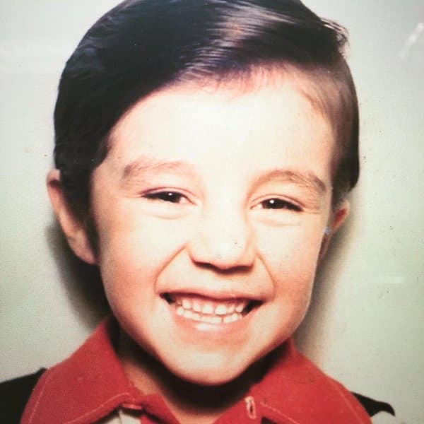Desde pequeño destacó por su carisma y hoy en dìa es uno de los comediantes más reconocidos de México.