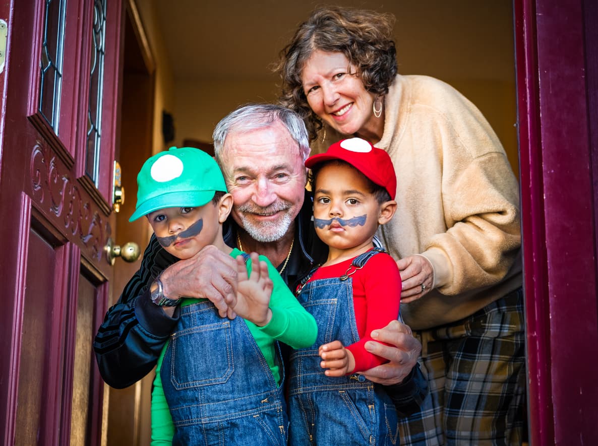 Si a tus hijos les encantan los 
<a href="https://www.univision.com/noticias/estados-unidos/michael-sayman-videjuegos-facebook-zuckerberg-historia-exito-17-anos">videojuegos</a>, ¿por qué no llevarlos a pedir dulces como sus personajes favoritos? Mario y Luigi son de los más fáciles de hacer porque solo requieren un overol, playera y gorras del mismo color. Tú puedes ir de la princesa Peach, Toad o Waluigi.