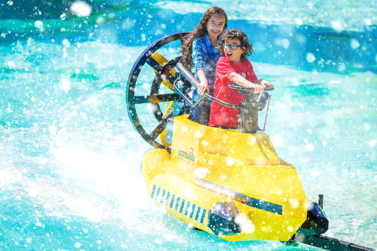 <b>LEGO Wave Pool</b>: Una piscina con olas dominada por un gigantesco tiburón LEGO hecho de miles de piezas.