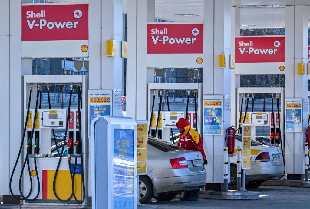 Antes de salir de casa, planifica bien en donde comprarás la gasolina. Busca en aplicaciones como GasBuddy, para i
<b>nformarte dónde la tienen a menos precio.</b>