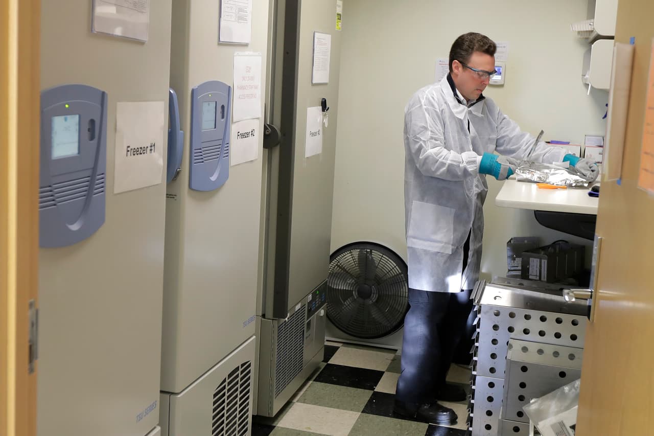 El farmacéutico Michael Witte durante las pruebas de la posible vacuna contra una pandemia que ha infectado a más de 169,000 personas y matado a más de 6,500 en todo el mundo. El avance de este lunes marca sólo el inicio de una serie de estudios necesarios para demostrar si las vacunas son eficientes y seguras. Mientras la vacuna está lista, la única opción es evitar la propagación de la enfermedad siguiendo las instrucciones de las autoridades.