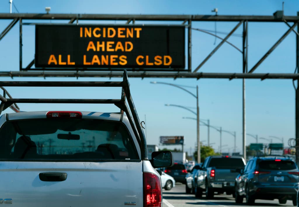 Para aliviar el tráfico congestionado, el Departamento de Transporte de California envió personal para inspeccionar la carretera y se establecieron desvíos.