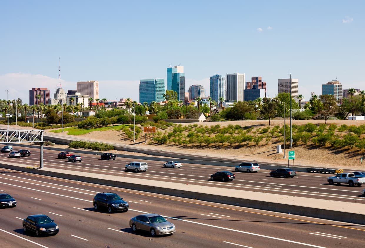 <h3 class="cms-H3-H3">2.- Phoenix, Arizona</h3>
<br> 
<br>
<b> Costo promedio anual: </b>$1,224
<br> 
<b>Tiempo promedio de traslado al trabajo:</b> 27 minutos
<br> 
<b>Horas perdidas en el tráfico al año:</b> 21
<br>