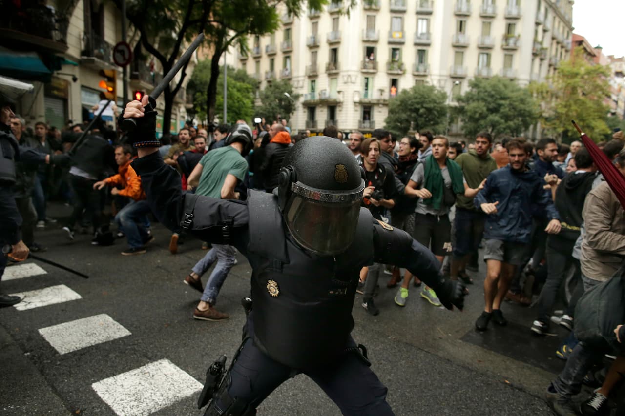 Once agentes de las fuerzas de seguridad resultaron heridos en las operaciones en Cataluña para impedir el prohibido referéndum de independencia, según el ministerio español del Interior.
<br>