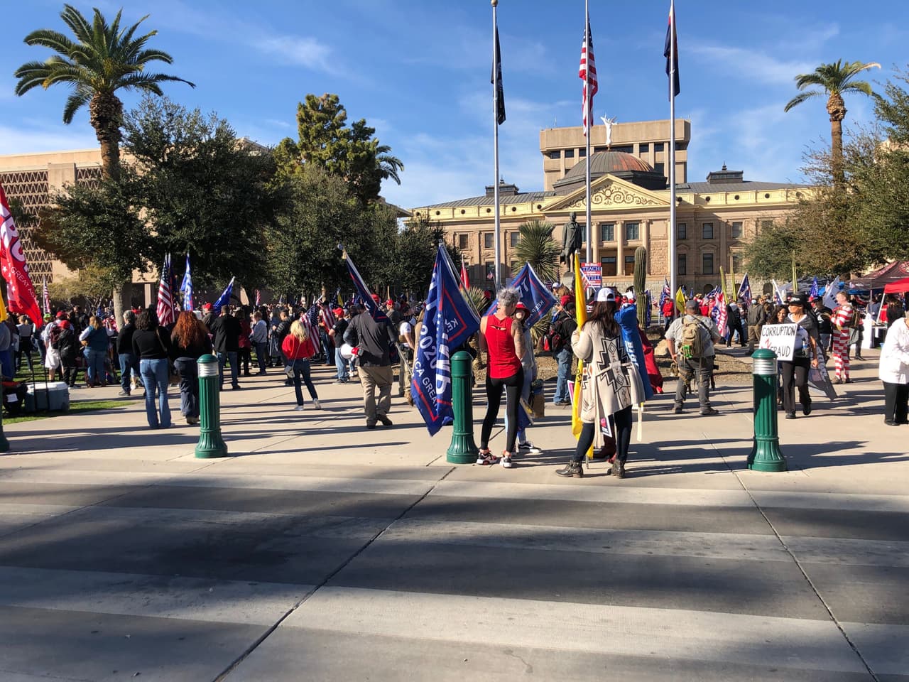 Mientras manifestantes entran al Capitolio de los Estados Unidos, 
<b>simpatizantes del presidente Trump protestan en Arizona</b>. 
<br>