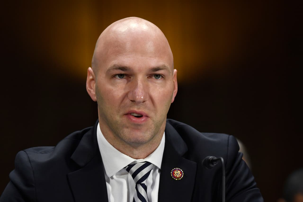 Anthony Gonzalez, representante republicano por Ohio, también se unió al voto a favor del 
<i>impeachment</i> a última hora. "El presidente de EEUU ayudó a organizar y a incitar la turba" que asaltó el Capitolio, se lee en parte del comunicado donde razonó su voto.
<br>