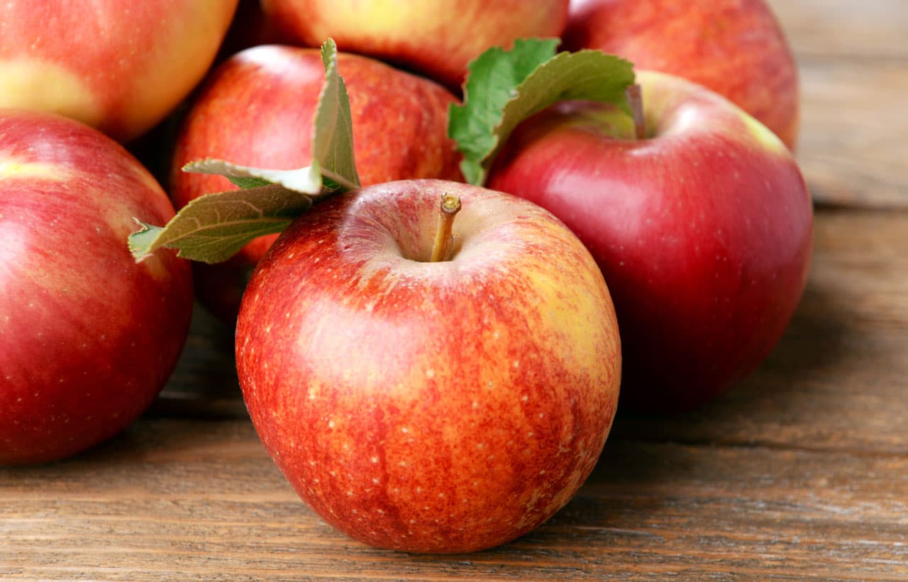 Manzana con mantequilla de almendras. Comer una manzana a diario es muy benéfico para nuestro cuerpo, pero si te llega a cansar el sabor puedes agregarle miel, chile piquín o mejor aún, mantequilla de almendras.
<br>