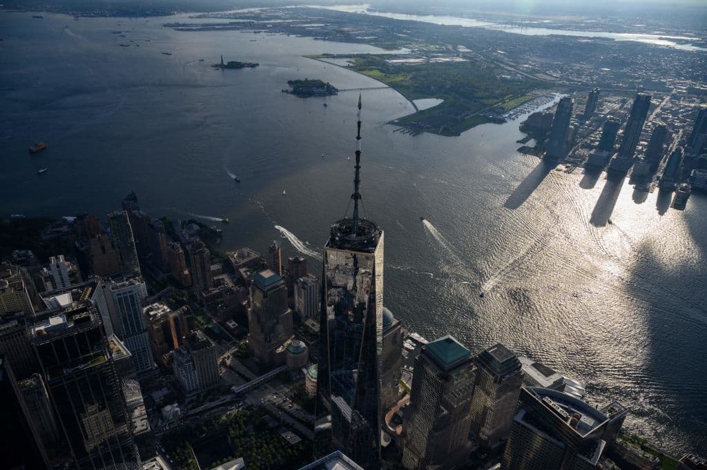 <h2 class="cms-H2-H2">5. Jersey City, New Jersey</h2>
<br>
<br>Según datos de la encuesta, la población en Jersey City creció casi un 10%, y los ingresos aumentaron ligeramente a pesar de que el empleo se mantuvo estable.
<br>
<br>“Situada justo al otro lado del río Manhattan, Jersey City experimentó un aumento del 27% en el valor de la vivienda (en los pasados cinco años), ofreciendo a los residentes comodidad urbana a un costo (ligeramente) inferior, tanto para los inquilinos como para los compradores de vivienda con precio fuera de Nueva York”, indica la compañía 
<i>Hire a Helper.</i>
<br>