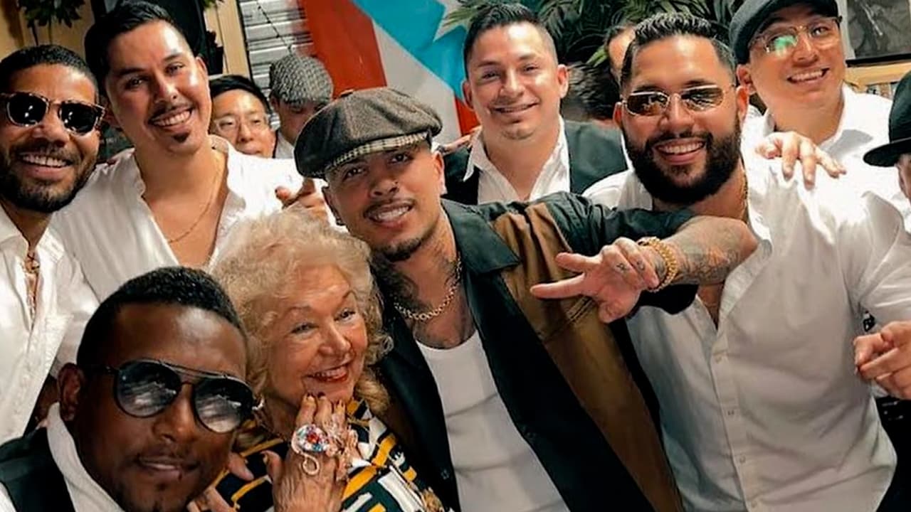 Toñita es el alma del club, en parte porque a sus 84 años aún 
<b>está desde que se abren las puertas hasta la madrugada</b>.
<br>
<br>“Estoy aquí hasta las 3:00 de la mañana, si tú descansas, te cansas, es mejor no descansar”.
<br>