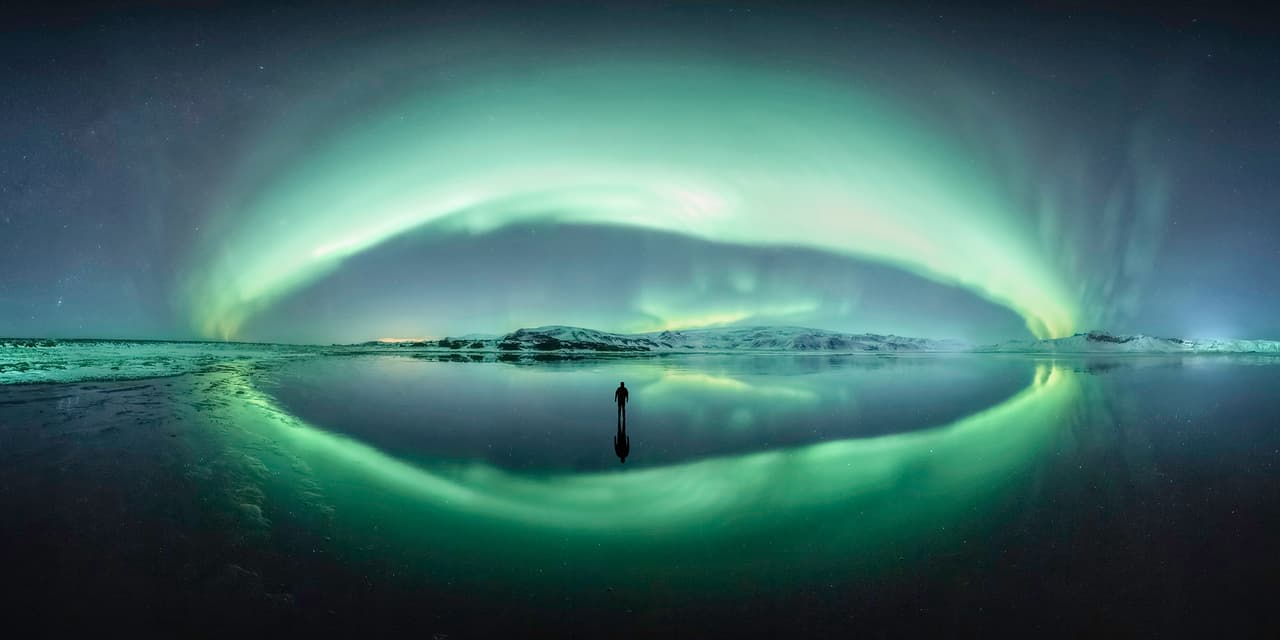 <b>‘Vórtice en Islandia’</b> 
<br>
<br>El autor de esta foto encontró un lago congelado que reflejaba a la perfección una aurora boreal majestuosa. El resultado final es una combinación de varias imágenes, una de ellas con el propio fotógrafo dentro del paisaje.
<br>
