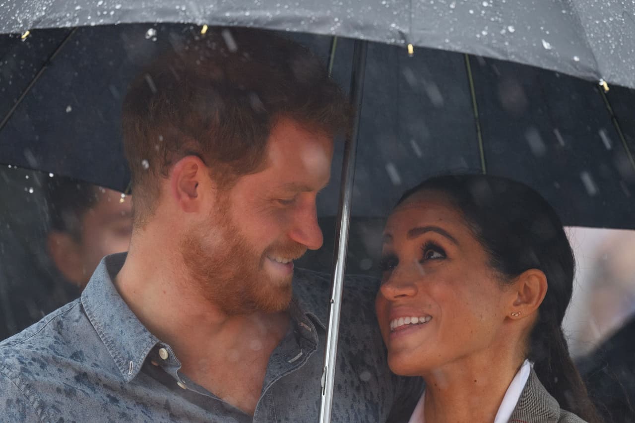 "Había tenido una plataforma como actriz de éxito moderado, y cuando le dijeron 
<b><a href="https://www.univision.com/famosos/el-principio-del-fin-este-es-el-ultimo-mensaje-de-meghan-markle-y-harry-que-veras-en-su-cuenta-real-de-instagram-fotos" target="_blank">que dejara de usar sus redes sociales</a></b> y que tuviera cuidado con lo que decía, me di cuenta de que la pérdida de la voz y la independencia le dolían", platicó.
<br>