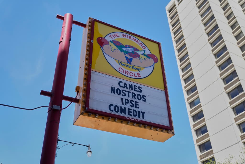 El negocio de venta de perros calientes The Wiener's Circle es conocido por los mensajes que publica en su letrero principal. El de estos días se traduce en español como "ha comido nuestros perros calientes", refiriéndose a que el papa León XIV fue su cliente mientras era cardenal en Chicago.