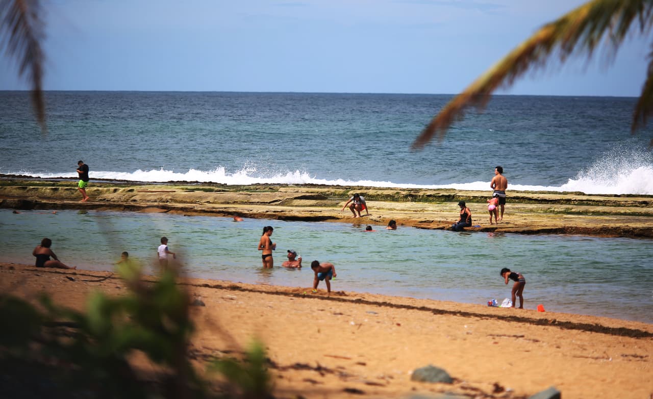 Aunque algunos residentes de la zona disfrutan de un día de playa, Nancy Calderón dijo que "Necesitamos que 
<a href="http://www.univision.com/temas/fema">FEMA</a> responda (...) que responda, porque estamos en necesidad".