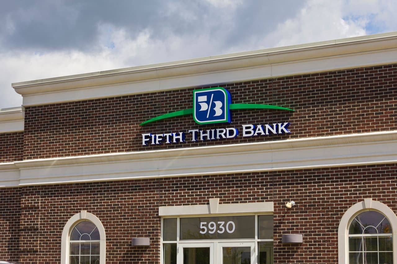 <b>Fifth Third Bank.</b>
<br>
<br>Esta empresa bancaria con locales en Ohio, Kentucky, Indiana, Michigan, Illinois, Florida, Tennessee, Virginia Occidental, Georgia y Carolina del Norte, aumentó su salario mínimo a 18 por hora en 2019. 
<br>
<br>
<a href="https://www.univision.com/noticias/dinero/trabajos-extranos-inusuales-muy-bien-remunerados-fotos"><u>Vea aquí 15 trabajos extraños pero que pagan muy bien</u></a>
<br>