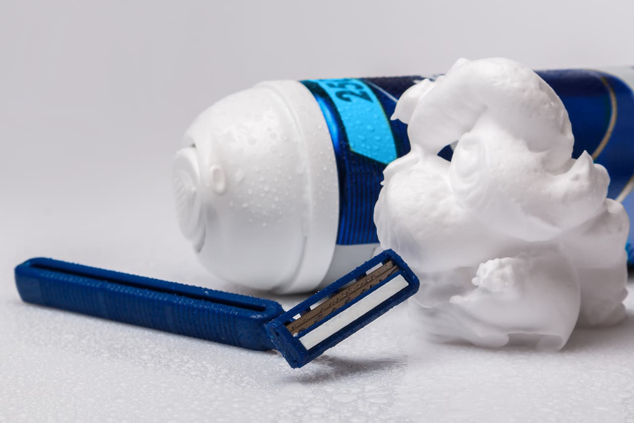 <h3 class="cms-H3-H3">11. Una lata de crema para afeitar</h3>
<br>
<br>Este es un producto que es bastante común de hallar en cualquier casa con una persona que así lo requiera. Y también puede ser un ingenioso lugar para esconder dinero en el baño. Solo asegúrese de que ningún invitado que no conozca su verdadero interior desee usarla, y recuerde también no tirarla a la basura. 
<br>