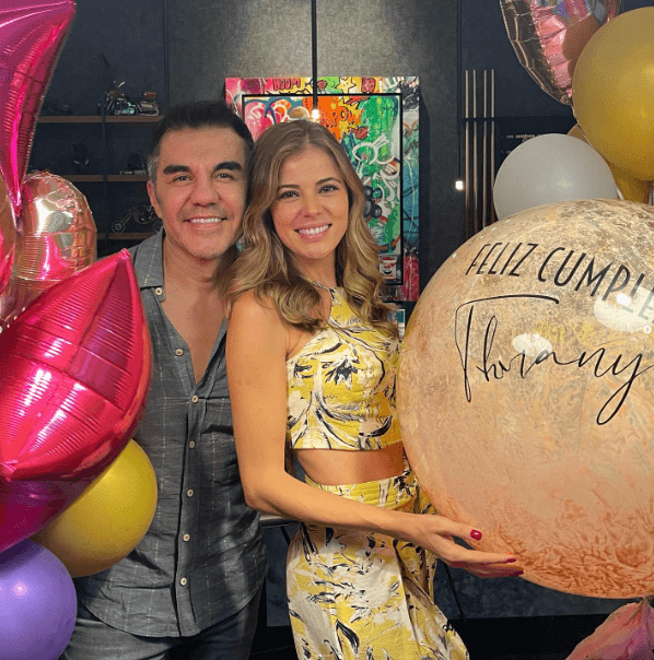 En las fotografías, se puede ver a la pareja posar con globos de distintos tamaños y colores, entre los cuales destaca uno que lleva impreso el nombre de la bella modelo. 
<br>