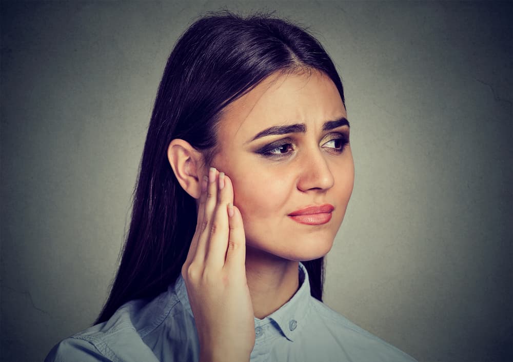 Si te zumban los oídos, no es porque tengas 'tinnitus', es porque alguien está hablando de ti - y puede que muuuy mal. Por eso, debes inmediatamente morderte la lengua.