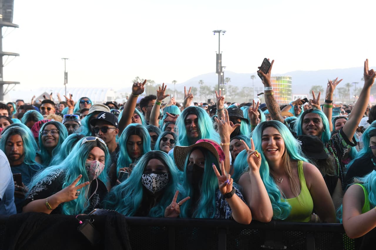 En Coachella, la ‘Bichota Manía’ se robó la atención, no solo de la artista, sino también de los seguidores del evento. Lo curioso es que los asistentes del evento se vistieron al estilo ‘G’, nada más y nada menos que con pelucas azules manifestando su apoyo a la colombiana.
