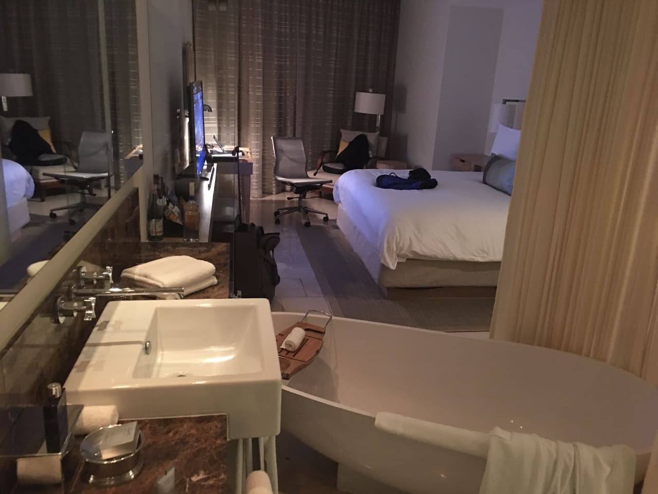 Las habitaciones del hotel Trump en Panamá están elegantemente decoradas y tienen una bañera en el medio del cuarto.