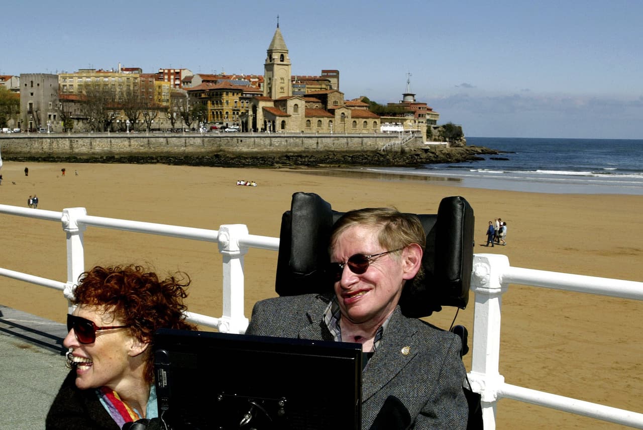 Junto con su segunda esposa, Eliane, en una playa de Gijón, el norte de España, en 2005.