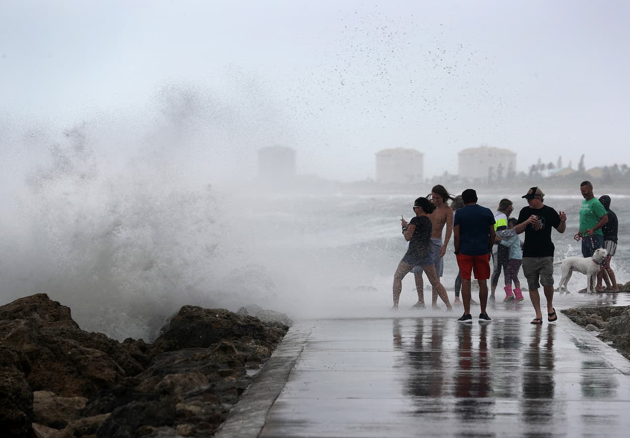 También en Jeyy Park, muchos niños se pararon para mojarse el malecón, cuando las olas reventaban en el lugar. 
<br>