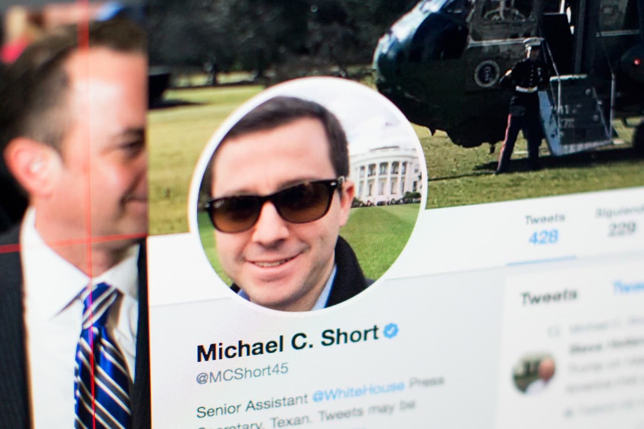 El 
<b>portavoz de prensa de la Casa Blanca, Michael Short</b>, renunció el 25 de julio de 2017, disipando la duda de si sería despedido por Anthony Scaramucci, cuando fue nombrado por el presidente Donald Trump. "He dimitido, efectivo de inmediato", dijo Michael Short en un breve mensaje de texto. "Fue un privilegio servir al Presidente de los Estados Unidos".