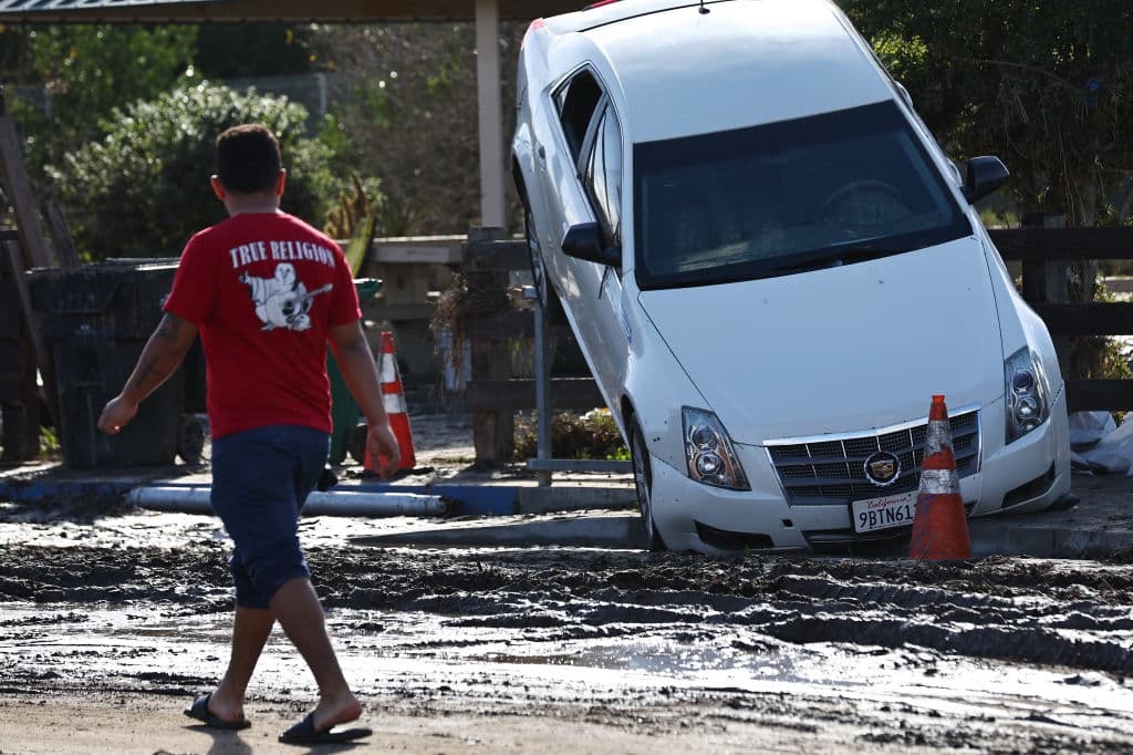 Se sumaron otros retos: por ejemplo, cuando bajaron las aguas, los dueños de este auto comenzaron a buscar la mejor forma de sacarlo de donde quedó incrustado.