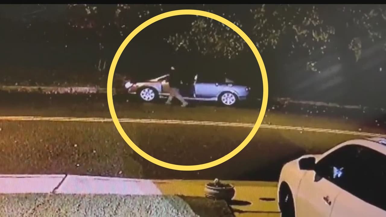 La cámara de seguridad de una vivienda ubicada en el condado Prince George’s captó el momento en que el conductor de un auto de marca Honda se detiene y deja un cadáver a un costado de la vía. De acuerdo con las autoridades, el hombre fallecido es un hispano identificado como Franklin Membreno Méndez, de 28 años, quien murió tras ser atropellado.