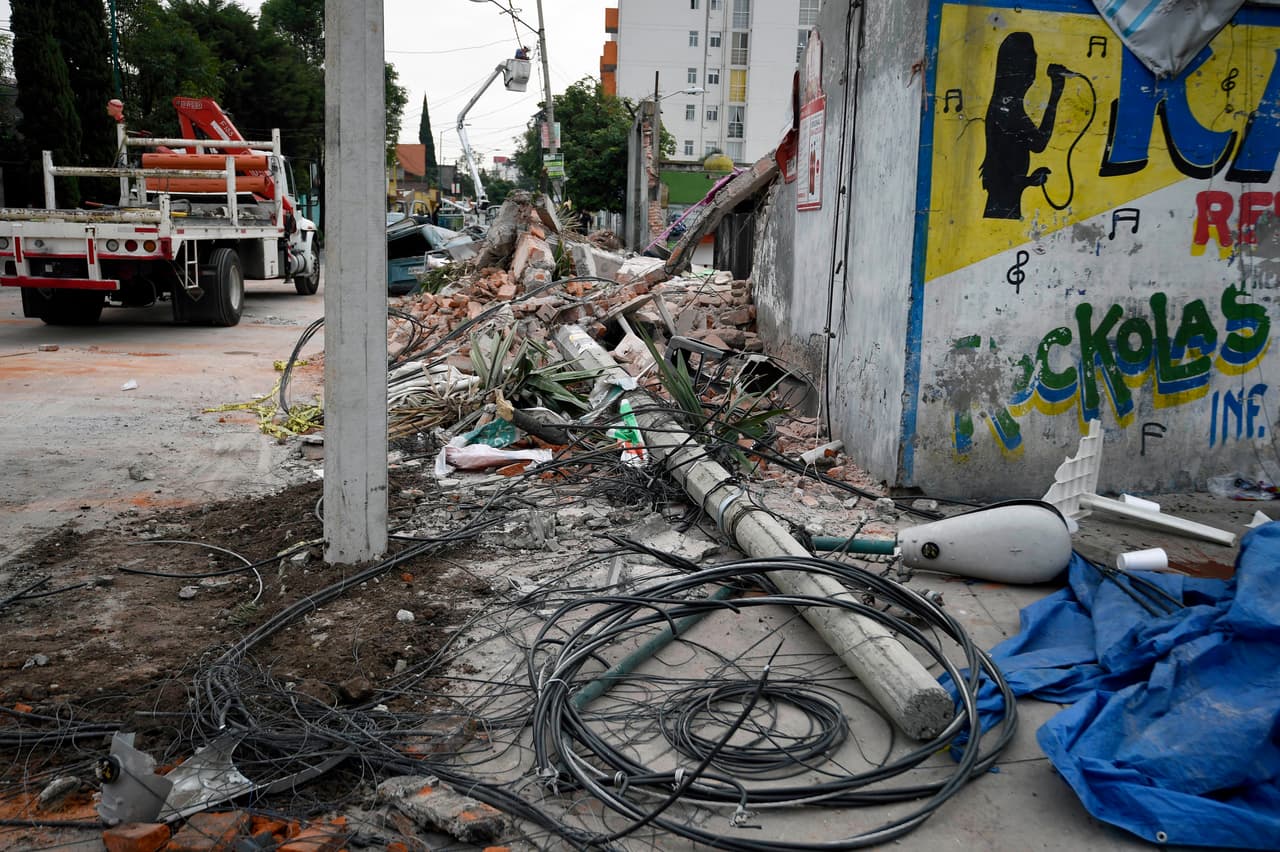 Vista de una calle de la Ciudad de México que resultó con daños tras el sismo.