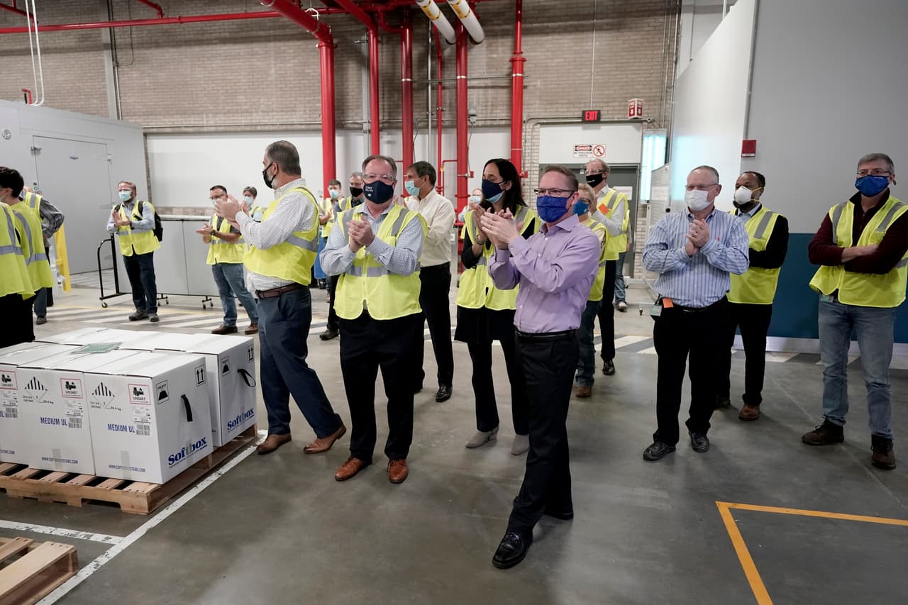 Finalmente, los trabajadores aplauden y celebran el trabajo realizado en un día histórico que puede marcar el comienzo del fin de esta pandemia.