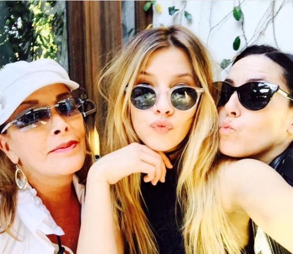 Aunque Michelle Salas no vive con su madre y abuela, la guapa modelo mantiene una relación muy fuerte con ambas.