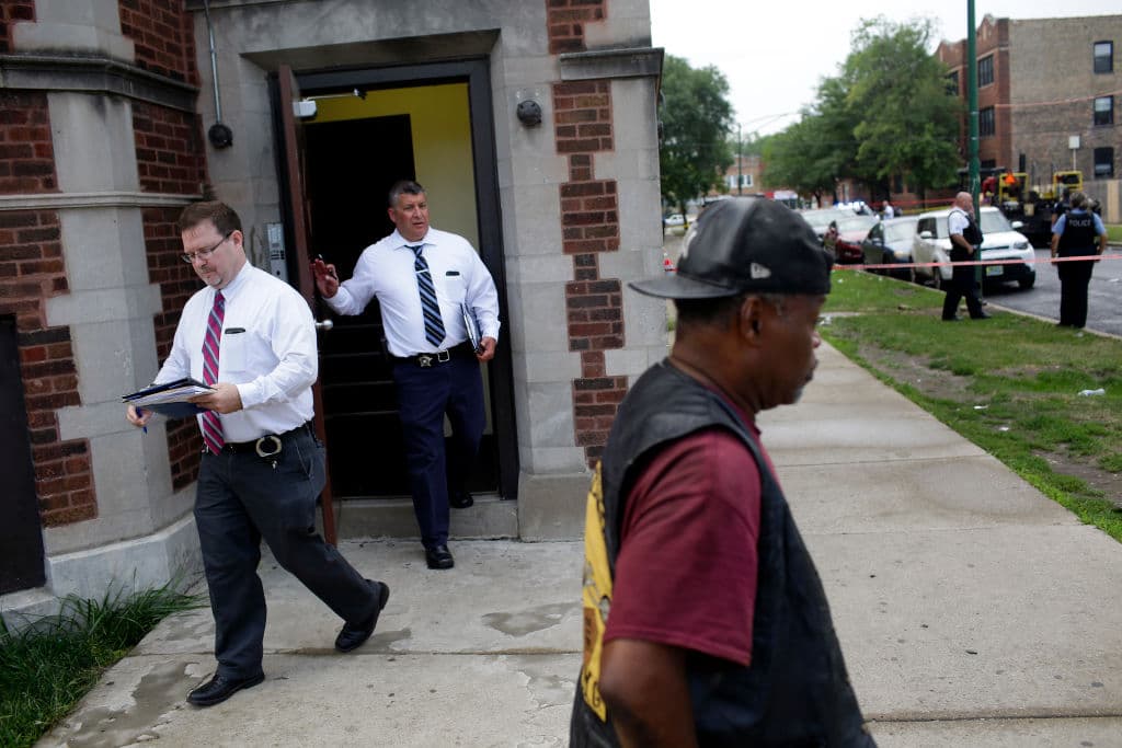Trabajos mejor pagados Chicago. Supervisores de primera línea de policía y detectives. su salario promedio anual es de 118,040 dólares. 
<br>
<br>Y los requisitos de educación es al menos un diploma de escuela secundaria o equivalente. 
<br>
<br>Entre las tareas del puesto, está supervisar directamente y coordinar las actividades de los miembros del cuerpo de policía.