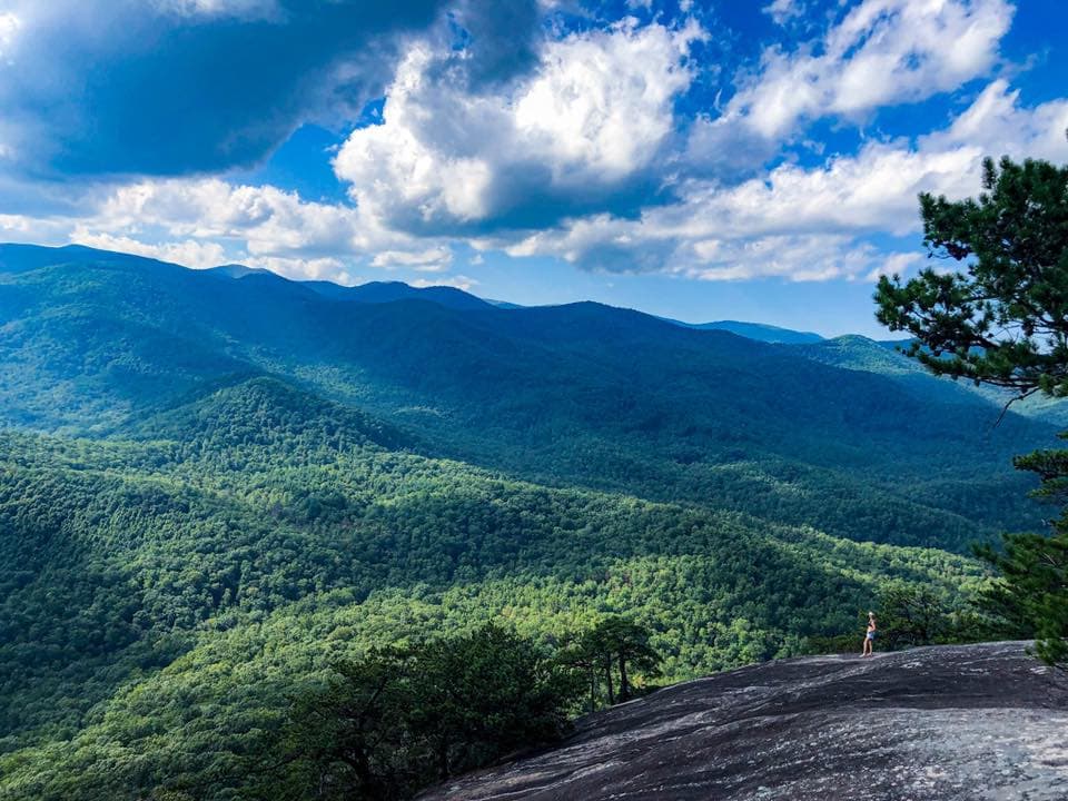 El sendero Looking Glass Rock comienza justo después del Pisgah Center for Wildlife Education, ubicado a la salida de Forest Heritage Scenic Byway, y continúa durante unas tres millas. Dado que se eleva unos 1,700 pies de altura, se considera una caminata moderada, pero está bien señalizada y es fácil de seguir.