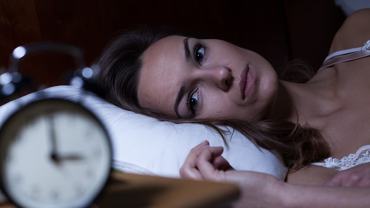 Un estudio realizado a más de 100 personas reveló que quienes sufrían de insomnio o dormían pocas horas tenían más probabilidades de desarrollar la enfermedad.