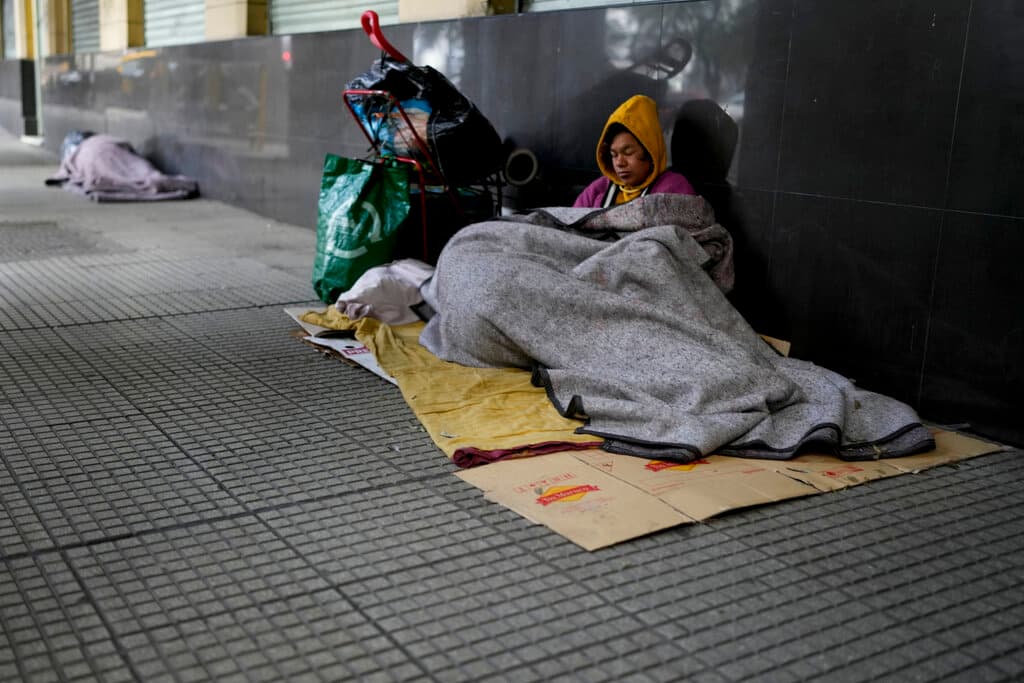 De esta manera permitirá a los residentes entablar 
<b>acciones contra la ciudad </b>por acampar o almacenar ilegalmente en propiedad de la ciudad; y limita la obligación del presupuesto del fondo general anual de la ciudad a $5,000,000.