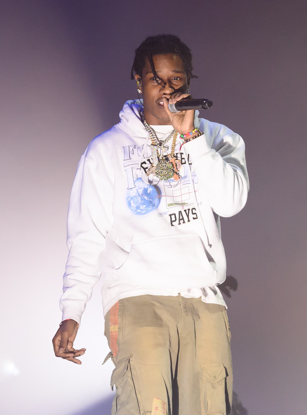 La fuente de TMZ aseguró que existe un verdadero temor en torno a que los fiscales demoren su decisión luego de tres semanas de ocurrido el incidente para mantener a A$AP Rocky bajo su custodia.