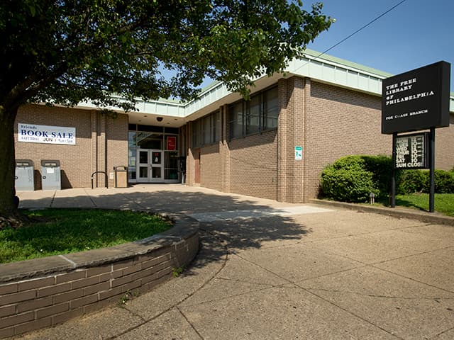 <b>Fox Chase Library</b>
<br>501 Rhawn Street
<br>Philadelphia, PA 19111-2504
<br>215-685-0547
<br>
<br>En octubre de 1951, voluntarios y miembros de la Liga Cívica Fox Chase renovaron el primer piso de un antiguo edificio escolar en las calles Rhawn y Jeanes para una biblioteca. Sin embargo, a mediados de los años 60, 
<a href="https://libwww.freelibrary.org/locations/fox-chase-library" target="_blank">la biblioteca</a> había superado al antiguo edificio. La mitad de los libros estaban guardados y solo había espacio suficiente para unas pocas mesas y sillas.
<br>
