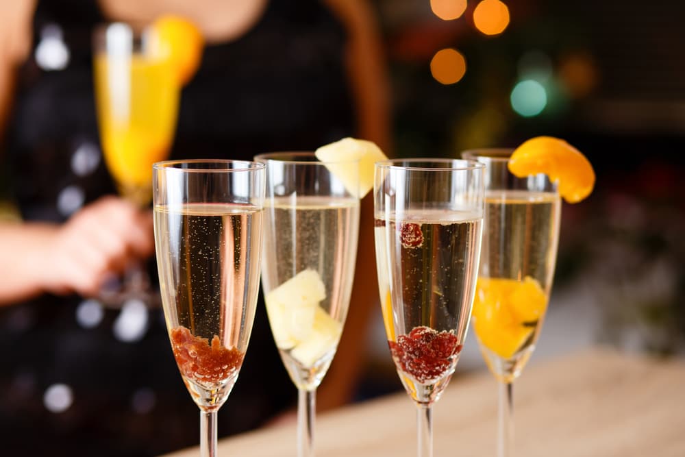 A un 
<b>CÁNCER</b> le gusta estar en paz y tranquilo, pero a la hora del amor puedes sorprenderle ambientando un cuarto con tintes románticos, aromas sensuales y todo acompañado de copas de champagne con frutas exóticas.