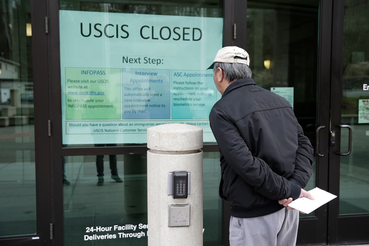 <b>6. Teletrajo y servicios online</b>
<br>Debido a la orden ejecutiva de quedarse en casa, algunos trabajadores pueden continuar desarrollando sus labores de forma remota. Asimismo, 
<b>las oficinas de gobierno, las cortes de justicia, servicios, organizaciones sin fines de lucro, todos debieron transitar a la modalidad online. </b>
<br>De hecho, la Oficina de Servicios de Inmigración y Ciudadanía aún se encuentra tramitando y revisando solicitudes en proceso. Autoridades han llamado 
<a href="https://www.univision.com/local/fresno-kftv/llaman-a-renovar-permisos-daca-pese-a-la-contingencia-del-coronavirus">a renovar permisos DACA</a>, por ejemplo.