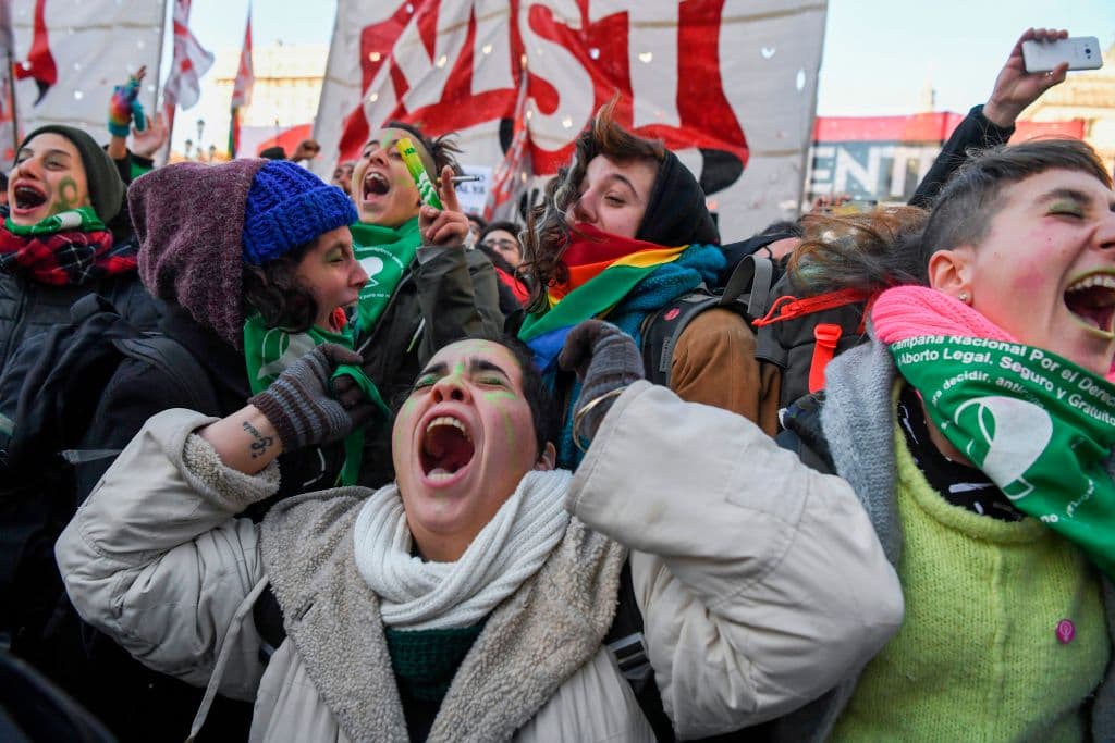 El aborto legal pasa la primera prueba en Argentina, ahora irá al Senado