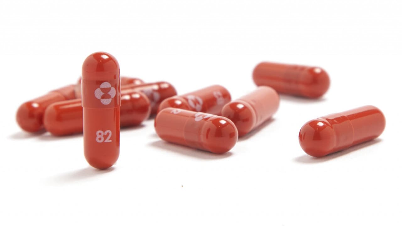 Merck ha desarrollado el molnupiravir, un medicamento antiviral llamado inhibidor de la polimerasa, que reduce al 50% la hospitalización o muerte de los pacientes.