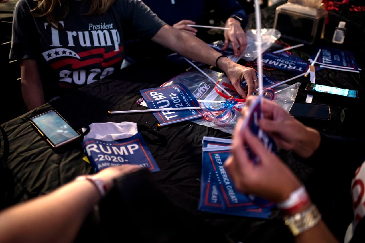 Después de que el
<b> Colegio Electoral</b> hiciera oficial la elección tomada por los ciudadanos el 3 de noviembre, que han elegido al demócrata 
<b>Joe Biden</b> como el próximo presidente de Estados Unidos, algunos
<b> republicanos de Texas</b> han aceptado la victoria, pero muchos se niegan a hacerlo pese a que 
<b>Donald Trump</b> no ha presentado ninguna prueba y el medio centenar de demandas que ha presentado han sido rechazadas por falta de evidencias. En la imagen, simpatizantes de Trump en una reunión el día de la elección, en Austin.
